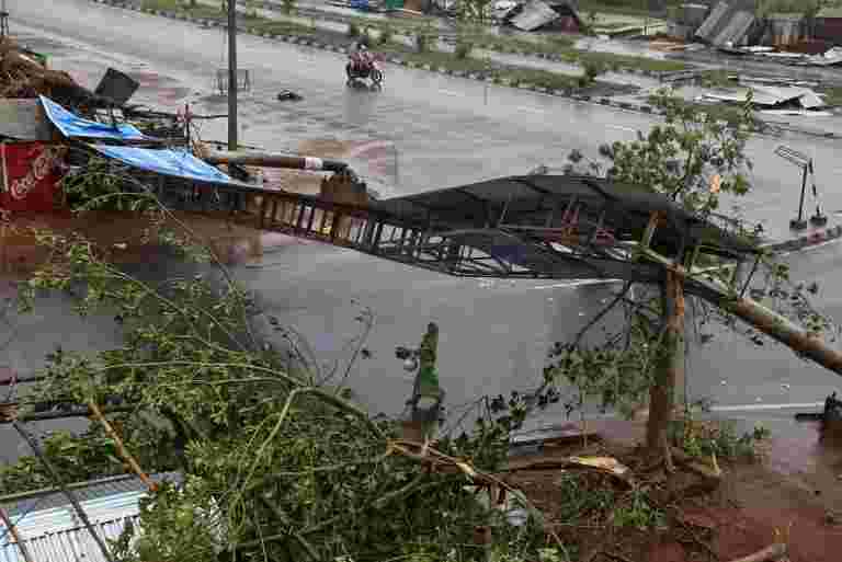 Cyclone Fani：PM Narendra Modi对Otisha的风暴蹂躏地区进行空中调查