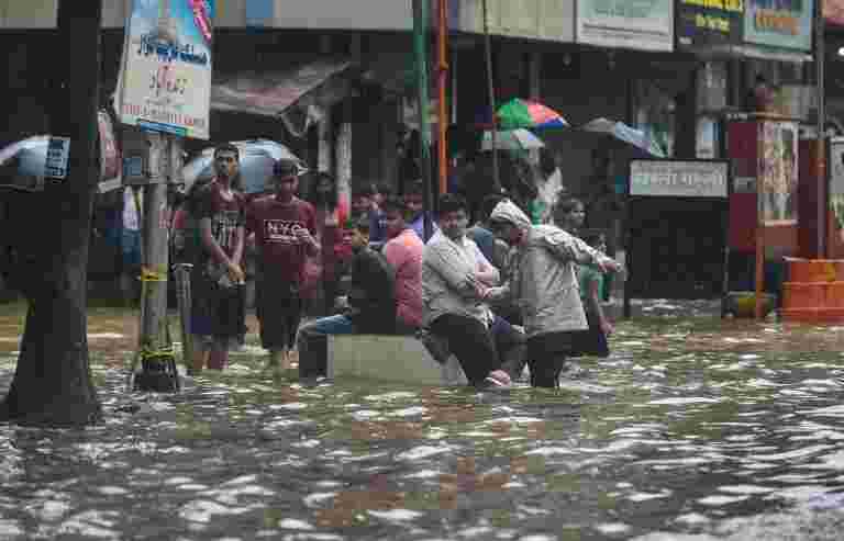 孟买下雨：Maharashtra Govt说，只有紧急服务仍然是职能的