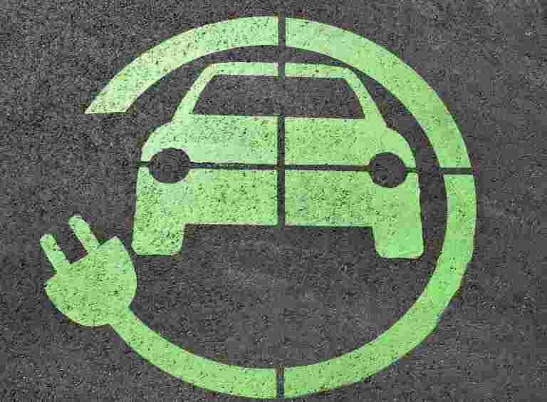 印度的电动汽车推动：这些是采用绿色路线的顶级汽车公司