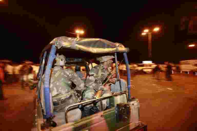 陆军军官杀害，士兵在塞姆·克什米尔沿着Loc爆炸爆炸