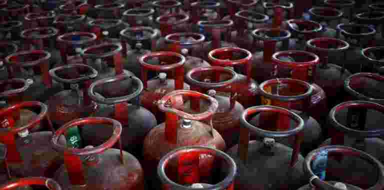 科学家说，印度的干净燃料过渡将柴火与福祉联系起来。