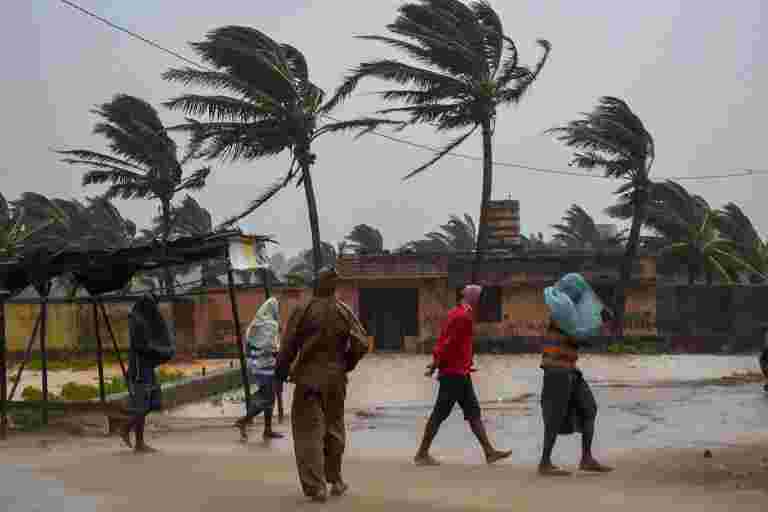 Cyclone&apos;Titli&apos;在安德拉邦留下了八人死亡，导致造成广泛的伤害