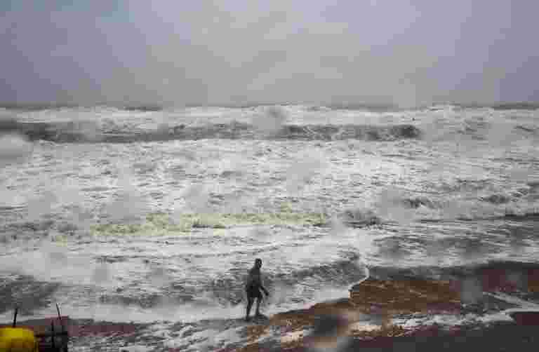 Cyclone Titli削减到深沉的萧条;奥西沙河在海滩