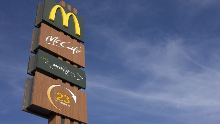 据说，麦当劳的眼睛新的合作伙伴康复的广场餐厅说