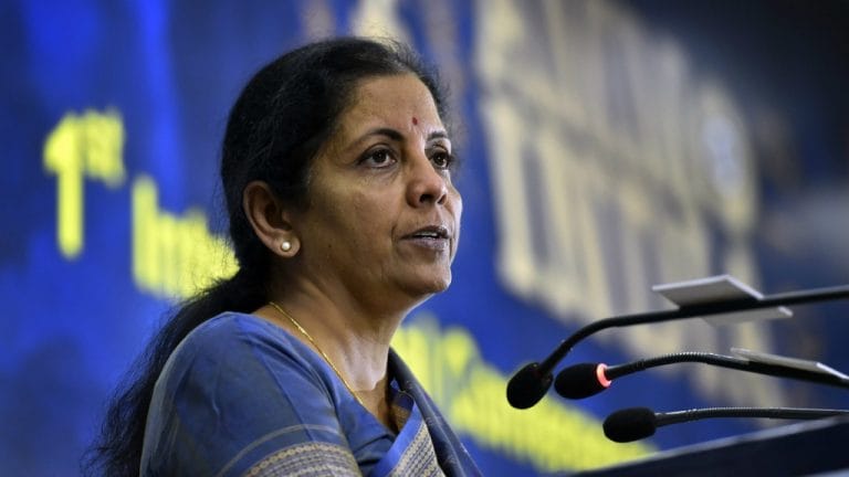 Nirmala Sitharaman责备UPA贷款，违法的国家